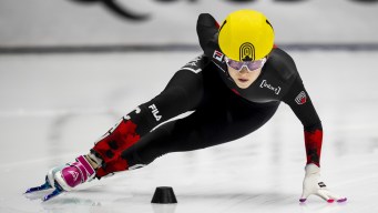 Danaé Blais dans un virage sur patins.