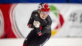 Courtney Sarault tout sourire sur la glace.