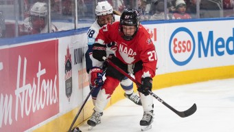 Emma Maltais protège la rondelle.