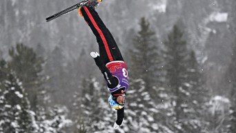 Miha Fontaine fait un saut à ski.