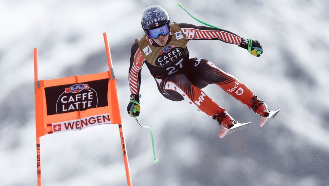 Brodie descend une piste de ski.