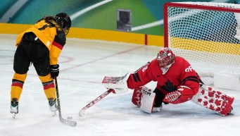 Emerance Maschmeyer en action en hockey sur glace.