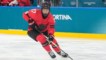 Ella Shelton en action en hockey sur glace.