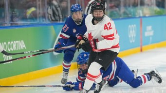 Claire Thompson en action en hockey sur glace.