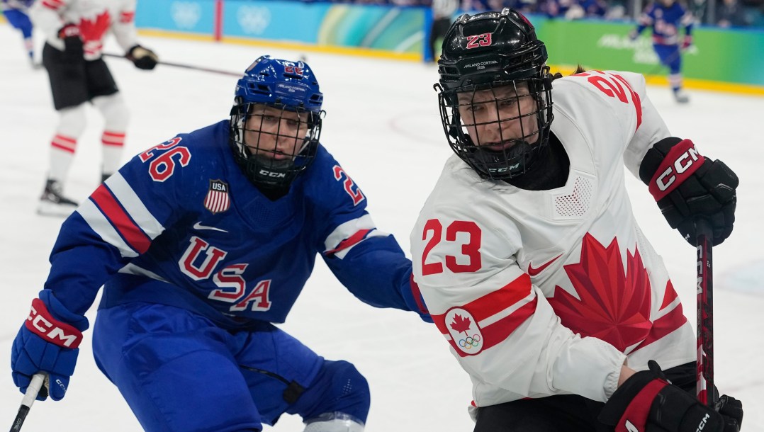 Erin Ambrose en action en hockey sur glace.