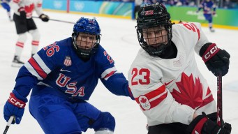 Erin Ambrose en action en hockey sur glace.