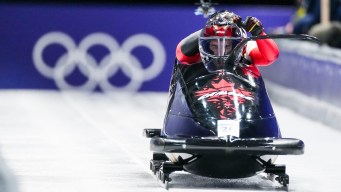 Taylor Austin au départ d'une course en bobsleigh.
