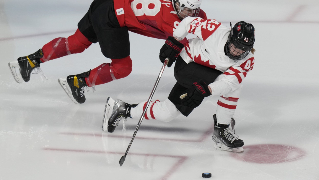 Deux joueuses de hockey se disputent la rondelle