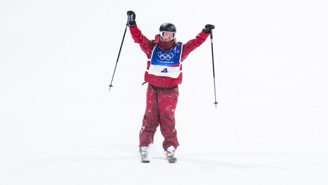 Megan Oldham célèbre après une descente.