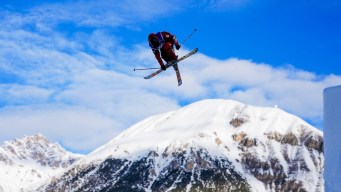 Elena Gaskell en action en ski acrobatique.