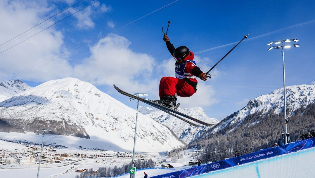 Amy Fraser en action en ski acrobatique.