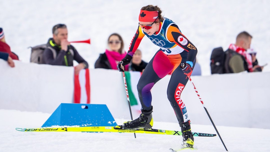 Katherine Stewart-Jones monte une pente en ski de fond.