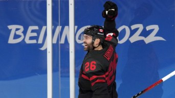 Un joueur de hockey lève le poing pour célébrer un but