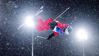 Rachael Karker en action en ski acrobatique.