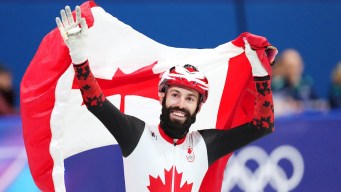 Steven Dubois en action en patinage de vitesse sur courte piste.