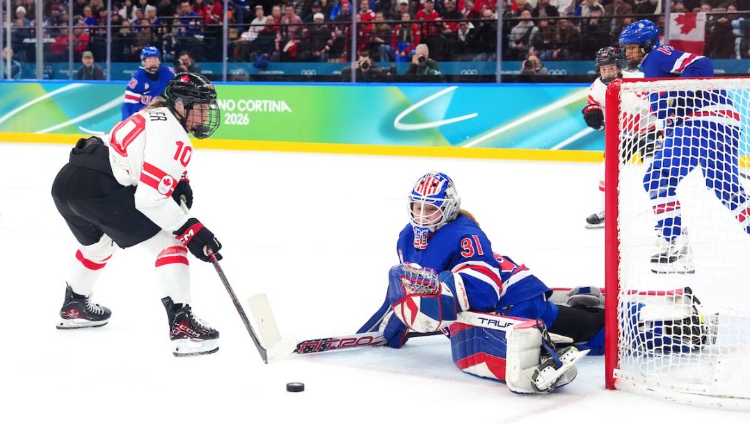 Sarah Fillier en action en hockey sur glace.