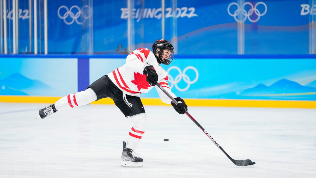Une joueuse de hockey effectue un tir sur la glace