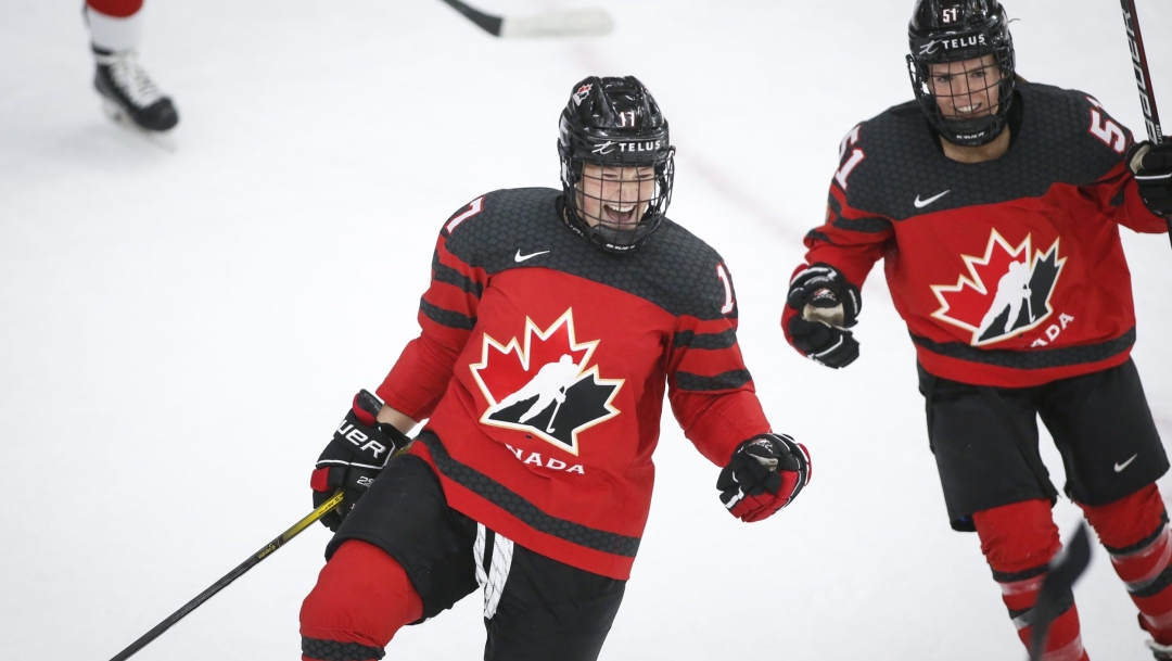 Deux joueuses de hockey sur glace célèbrent un but