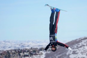 Un skieur acrobatique effectue un saut