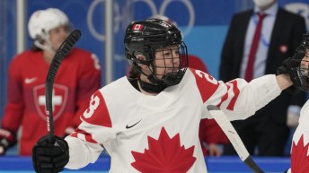 Une joueuse de hockey salue sa coéquipière sur la glace