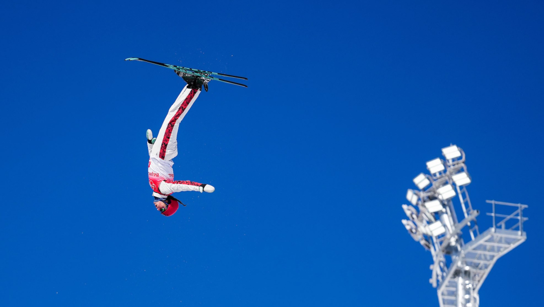 Une skieuse acrobatique en plein vol lors d'un saut