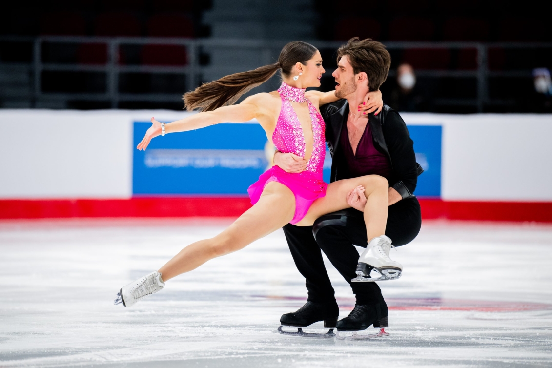 Un couple de danse sur glace en pleine performance