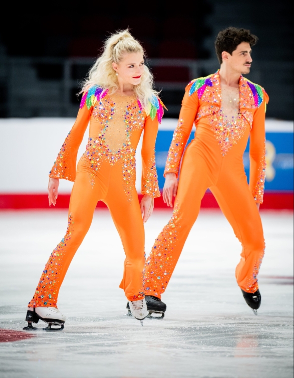 Deux danseurs sur glace en action
