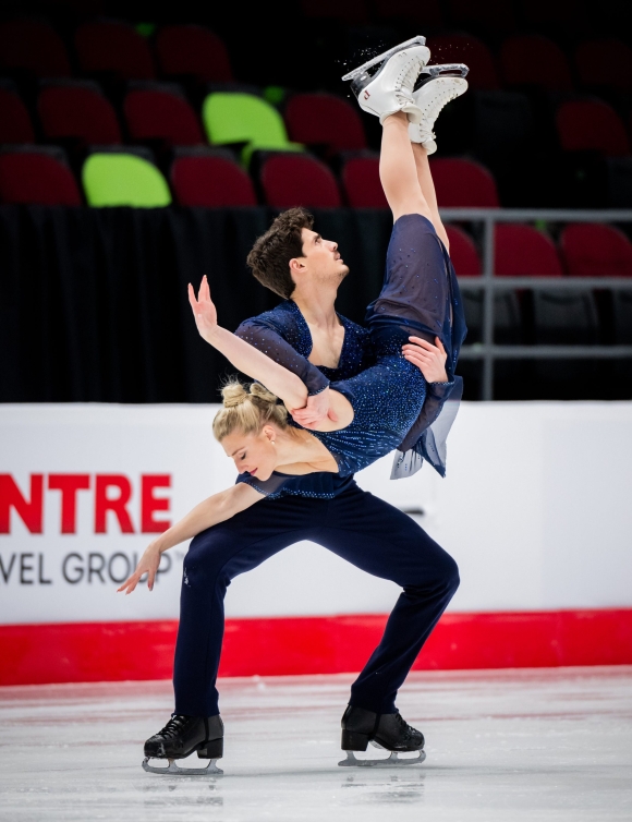 Un couple de danse sur glace effectue un portée