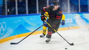 Un joueur de hockey se déplace sur la glace avec la rondelle