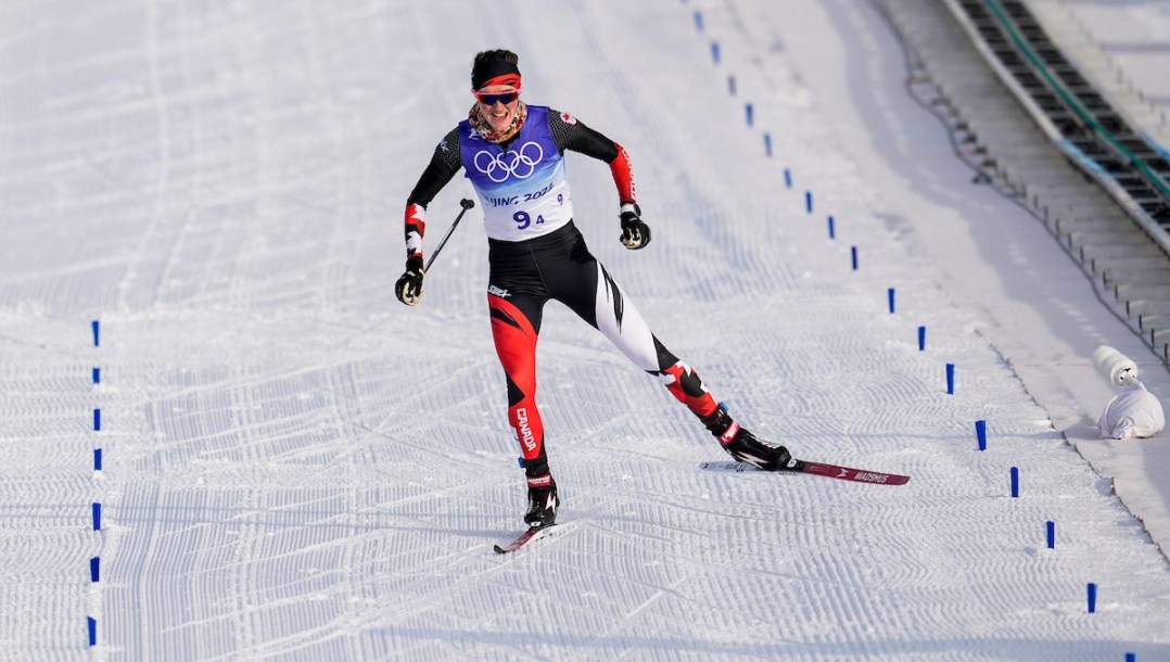 Olivia Bouffard-Nesbitt termine une course en ski de fond.