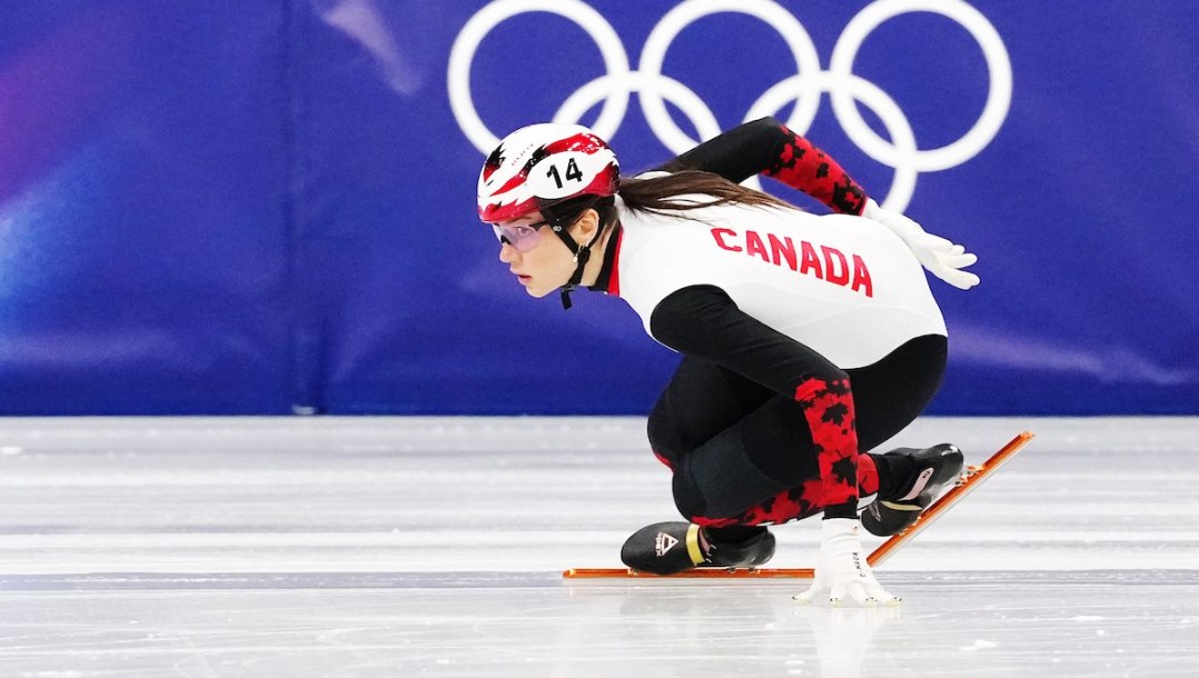 Courtney Sarault en action en patinage de vitesse sur courte piste.