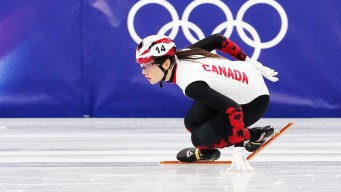 Courtney Sarault en action en patinage de vitesse sur courte piste.