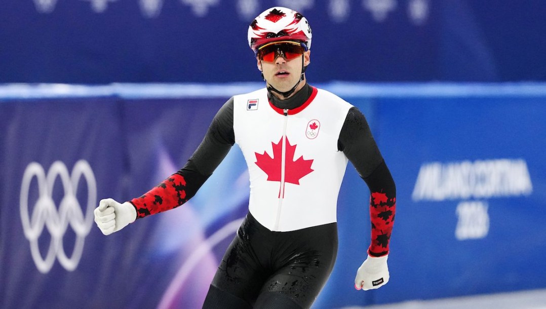 Maxime Laoun en action en patinage de vitesse sur courte piste.