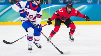 Emma Maltais en action en hockey sur glace.