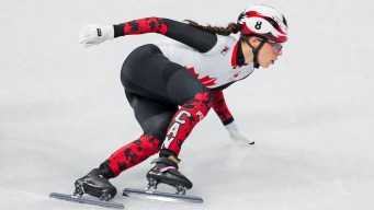 Florence Brunelle en action en patinage de vitesse sur courte piste.