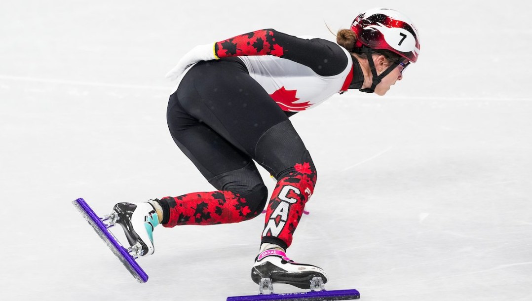 Danaé Blais en action en patinage de vitesse sur courte piste.