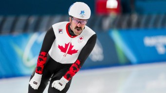 Antoine Gelinas-Beaulie en action en patinage de vitesse sur longue piste.