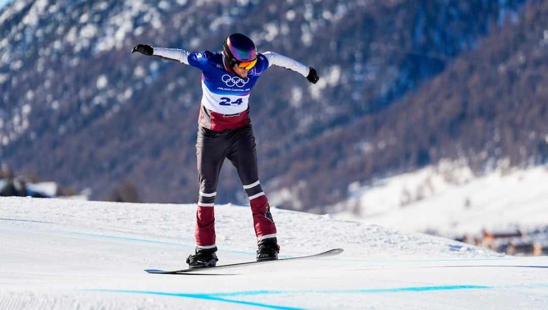 Liam Moffatt en action en snowboard cross.