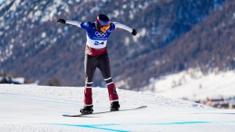 Liam Moffatt en action en snowboard cross.