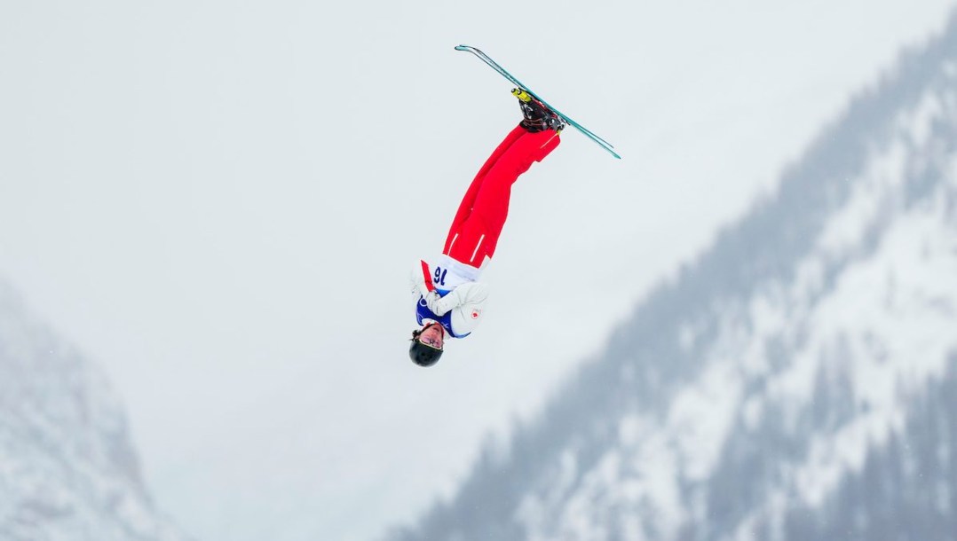 Émile Nadeau en action en ski acrobatique.
