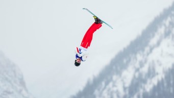 Émile Nadeau en action en ski acrobatique.