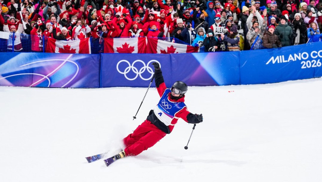 Brendan Mackay en action en ski acrobatique.