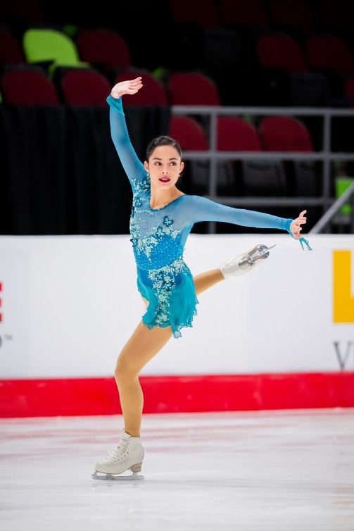 Une patineuse artistique en action