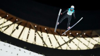 Un sauteur à ski effectue un saut