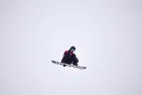 Le Canadien Max Parrot en suspension dans les airs pendant une épreuve de snowboard big air