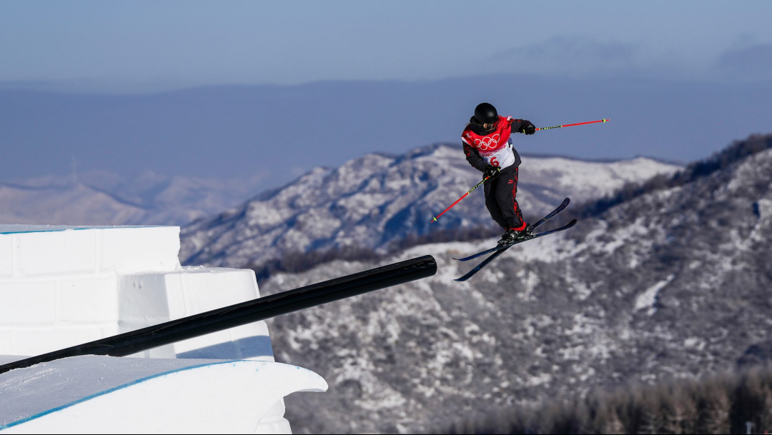 Une skieuse acrobatique en plein saut
