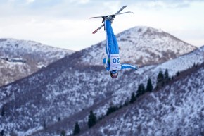 Une skieuse acrobatique effectue un saut
