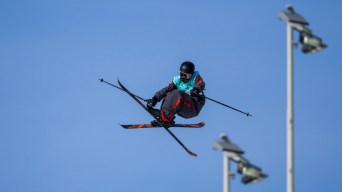 Une skieuse acrobatique effectue un saut
