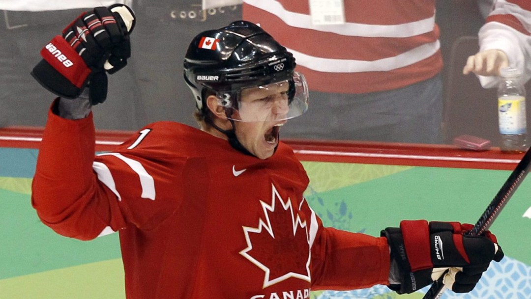 Le joueur canadien de hockey sur glace Eric le point en l'air célébrant un but