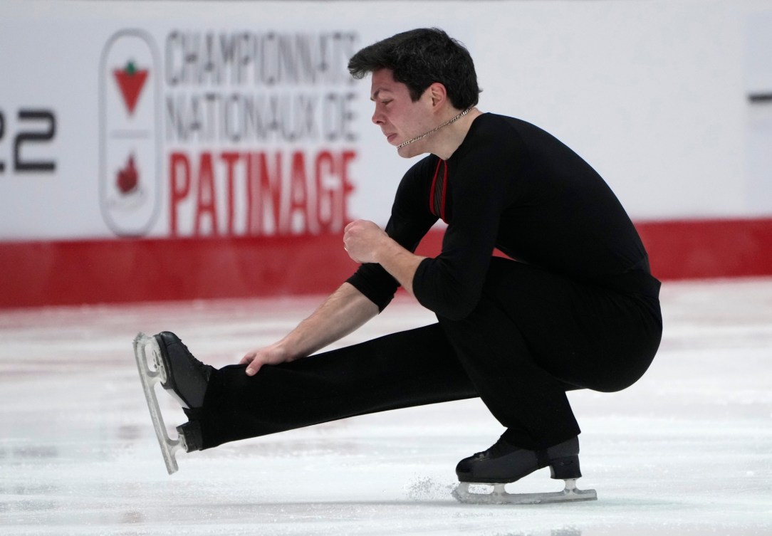 Un patineur artistique effectue une pirouette